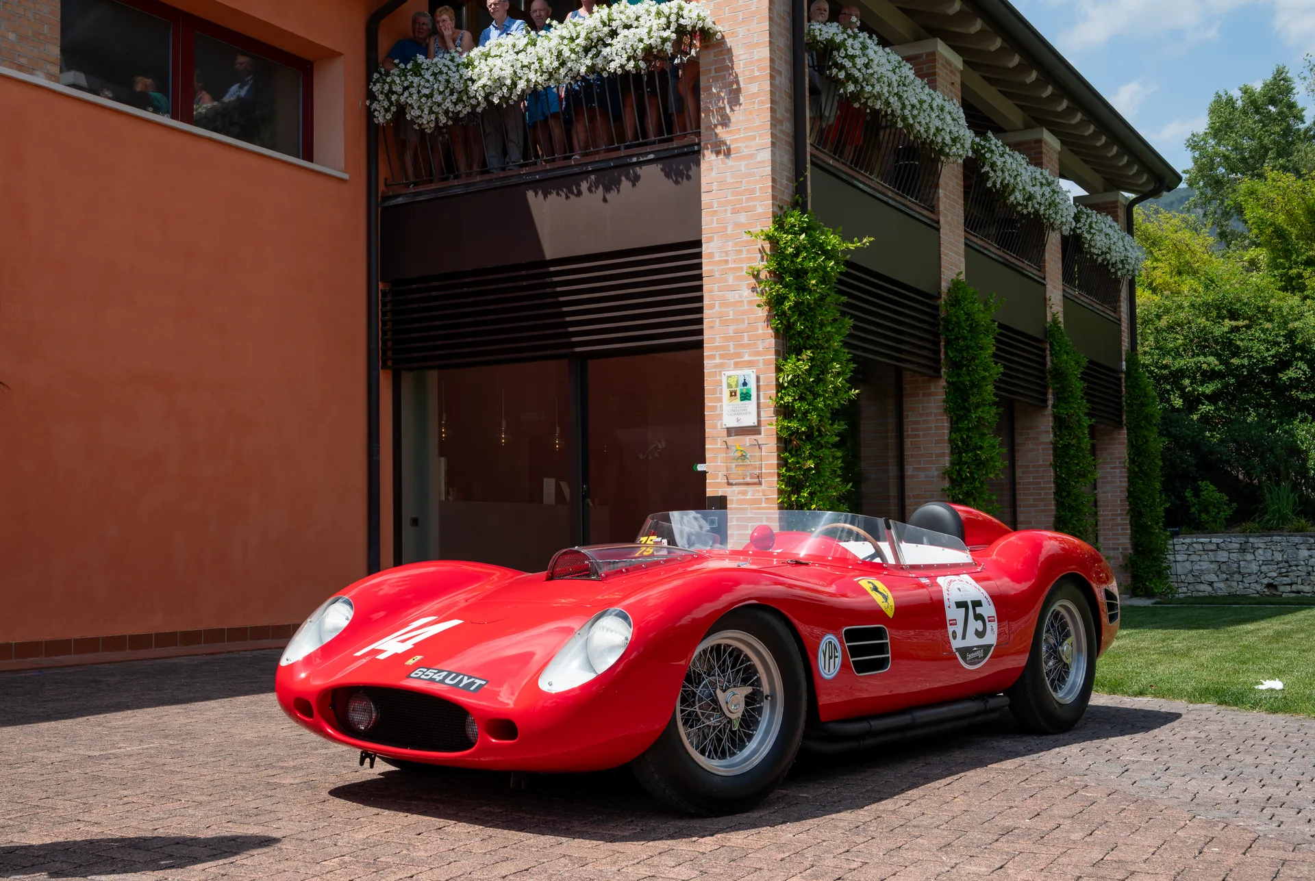 Auto d'epoca Ferrari per scenic drive tra le colline UNESCO
